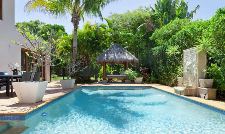 Création de paillote dans un jardin près d'une piscine à Carqueiranne, Carqueiranne, Les Jardins d'Adrien